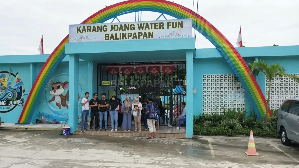 Water Fun Karang Joang menawarkan tiga kolam renang dan berbagai wahana permainan air untuk keluarga. (BTV/AI)