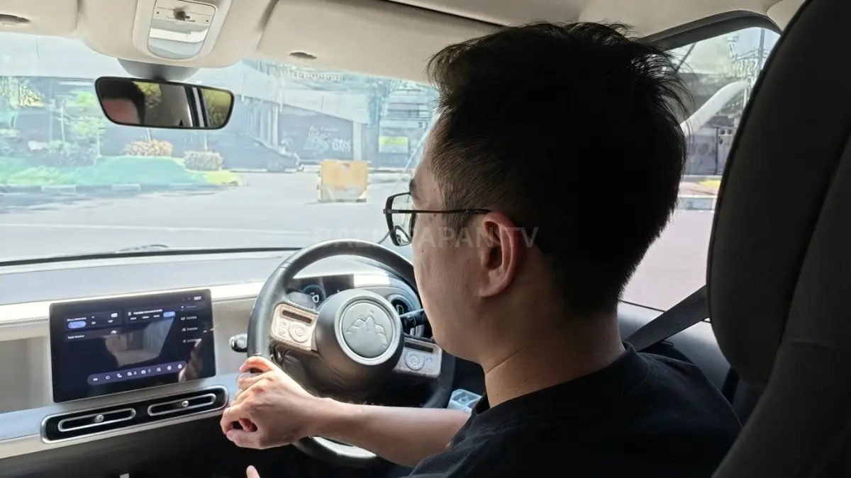 Dashboard Aira EV tampil modern, dengan tuas transmisi kiri, layar digital, infotainment besar, serta kontrol AC praktis [BTV:AI]