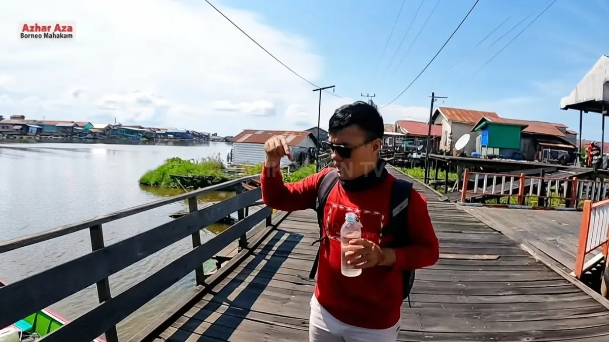 Desa Melintang memperlihatkan kehidupan masyarakat yang bergantung pada perairan, perahu, dan jembatan kayu ulin. (Azhar Aza)