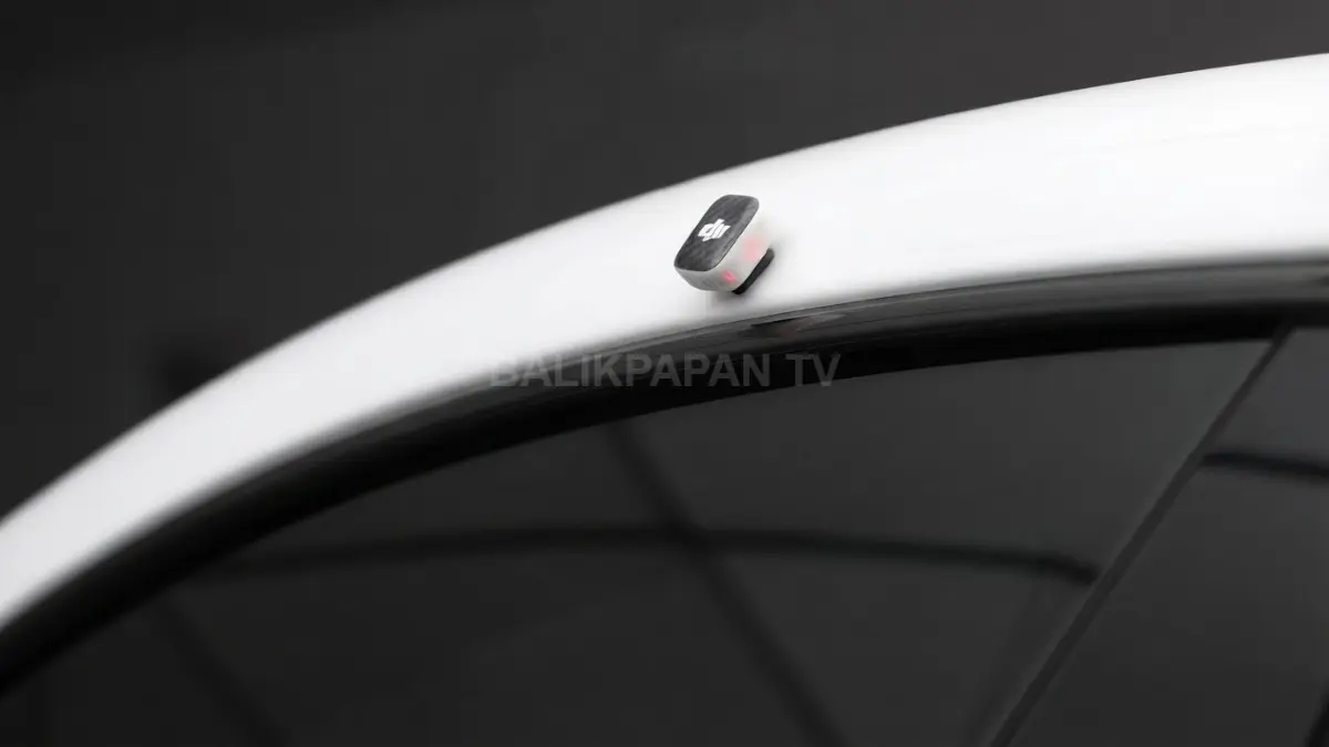 DJI Mic Mini 2S mengandalkan desain magnetis yang fleksibel, memudahkan kreator menempatkan mikrofon di berbagai posisi. (BTV/AI)