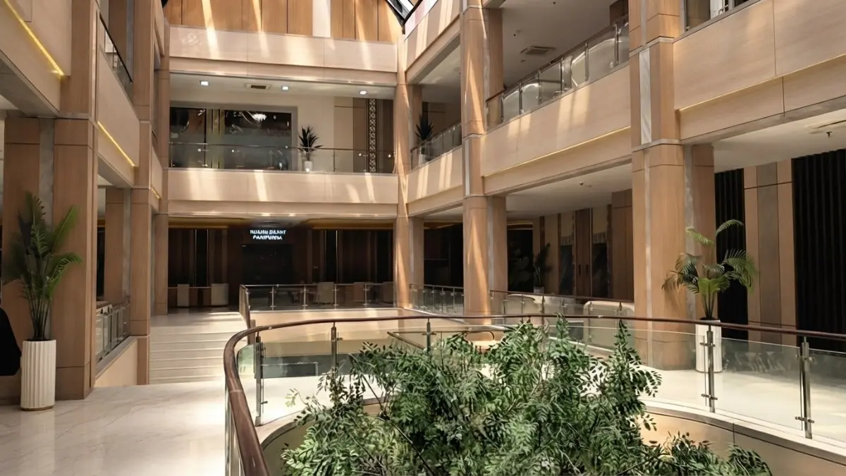 Gedung baru DPRD Balikpapan mulai digunakan meski sejumlah fasilitas masih dalam tahap pembenahan. (Sumber: YouTube Balikpapan TV)