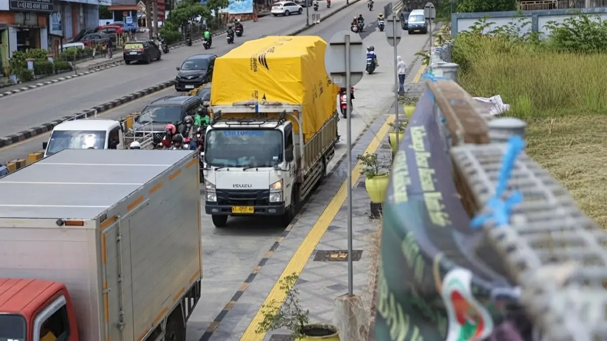 Ilustrasi truk melintas di kawasan Rapak Balikpapan, DPRD mendorong pembatasan kendaraan berat diperkuat menjadi Perda. (DOK. ANGGI/KP)