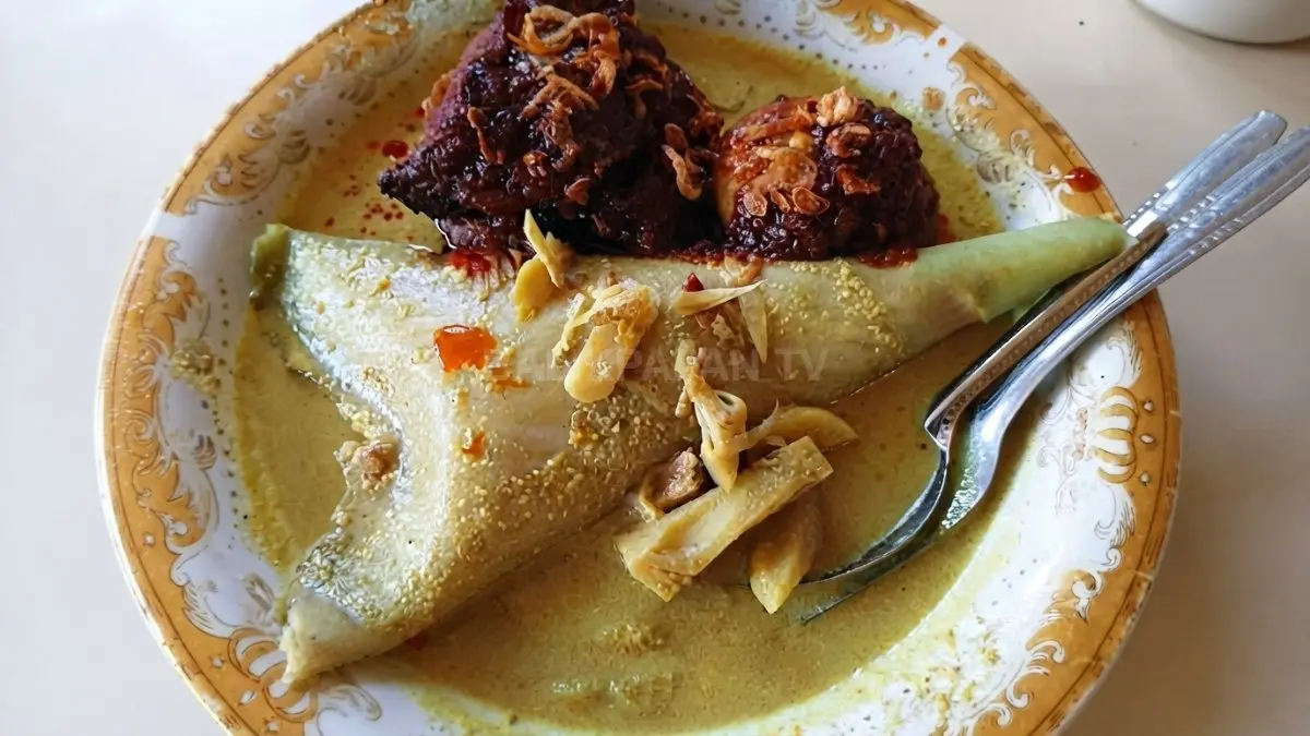 Lontong Orari khas Banjarmasin disajikan dengan kuah santan, sayur nangka, telur, ayam, dan lauk khas Banjar. (BTV/AI)
