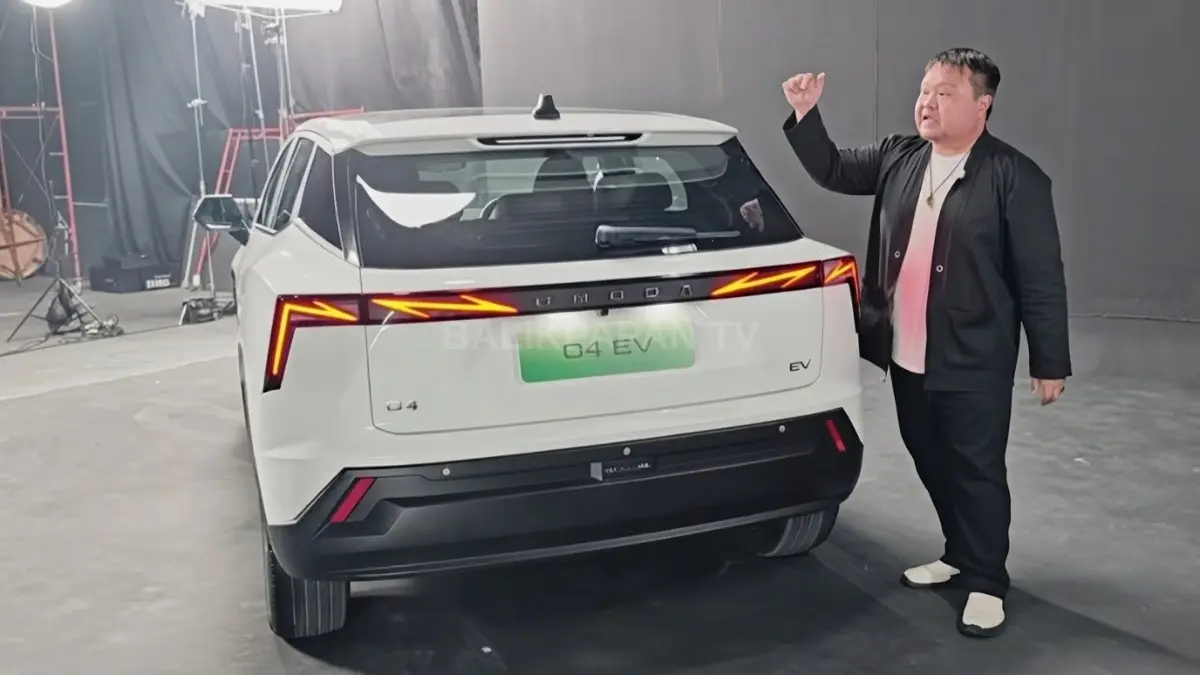 Omoda O4 EV tampil futuristik dengan light bar digital camo dan stoplamp bergaya lightning bolt modern [BTV:AI]