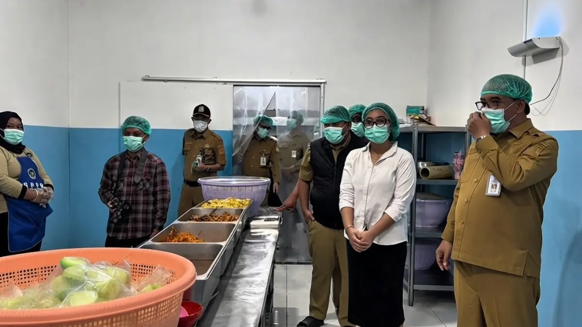 SPPG Baru Ulur memvariasikan olahan telur untuk sekitar 1.300 siswa agar menu MBG lebih beragam. (Sumber: YouTube Balikpapan TV)