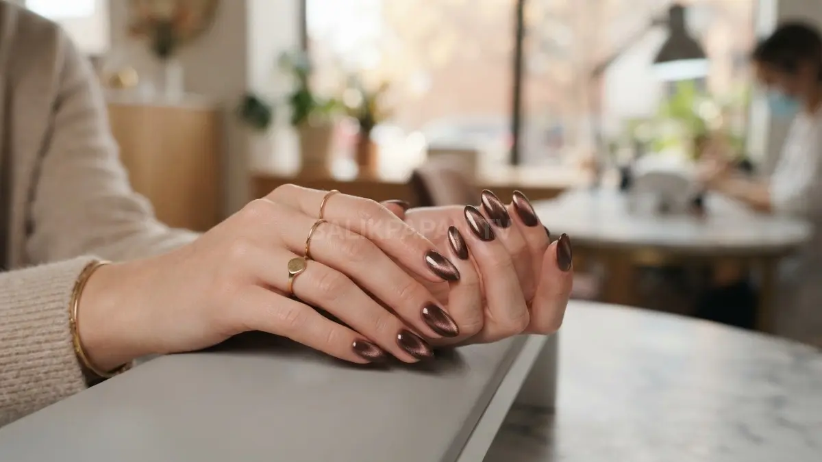 Velvet Chrome untuk Kesan Shimmer yang Elegan

Velvet chrome memadukan efek magnetic dan chrome, menciptakan kilau lembut yang berubah saat terkena cahaya untuk tampilan elegan. (BTV/AI)