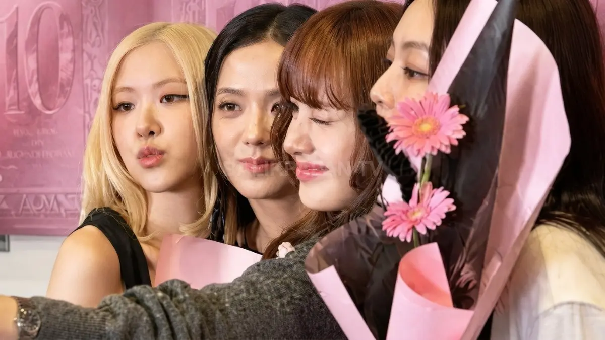 BLACKPINK merayakan satu dekade debut bersama penggemar dalam momentum ulang tahun ke-10. (BTV/AI)