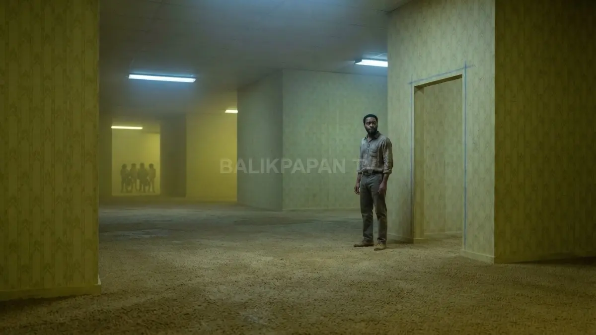 Chiwetel Ejiofor menjelajahi ruang liminal misterius dalam film Backrooms. (BTV/AI)