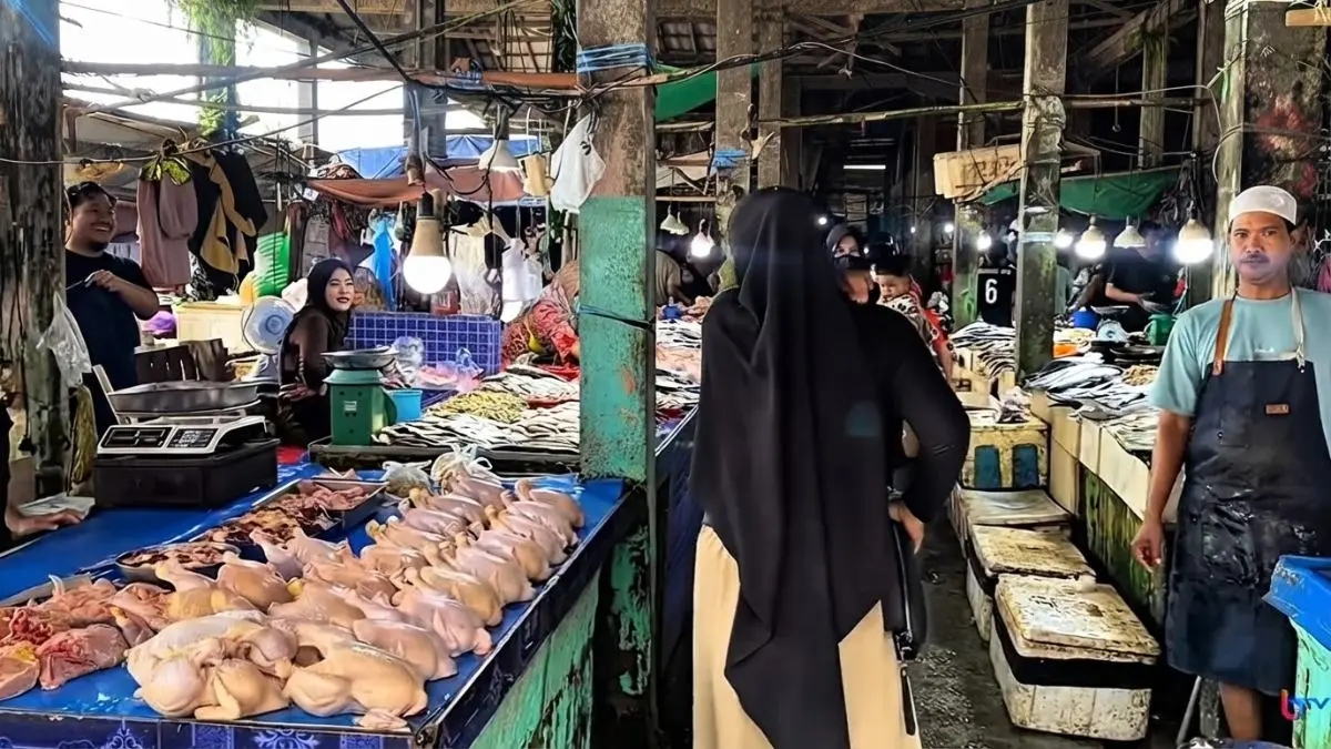 Dinas KUKMP PPU mendampingi simulasi retribusi pasar melalui QRIS untuk mendorong transaksi lebih tertib dan transparan. (Sumber: YouTube Balikpapan TV)