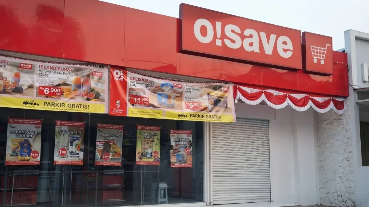 Gerai O!Save hadir dengan konsep harga rendah, memicu perhatian terhadap persaingan ritel modern Indonesia. [BTV:AI]