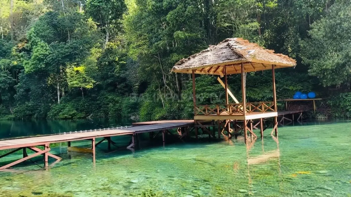 Jembatan kayu di Telaga Biru Tulung Ni Lenggo menjadi fasilitas wisata sekaligus spot foto pengunjung. (BTV/AI)