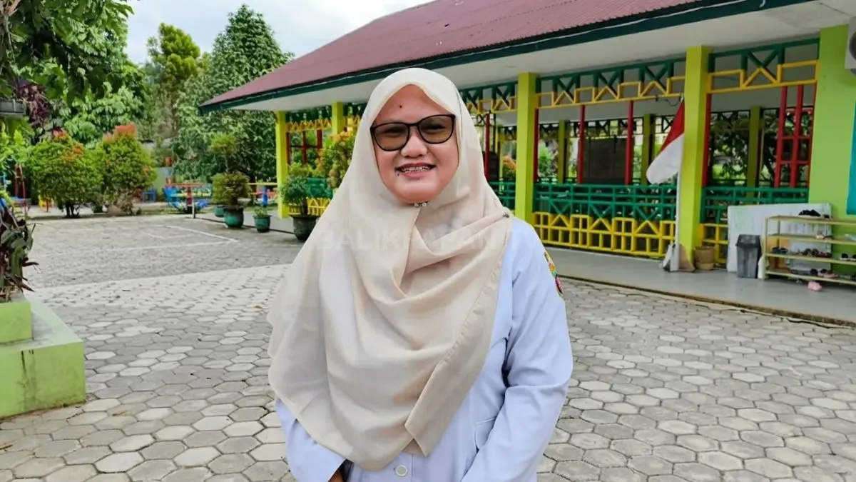 Kepala TK Negeri 02 Samarinda Mila Susanti saat menjalankan tugas pendidikan dan mendampingi perkembangan anak usia dini. (DOK. HAFIZ ALFARUQI/KP)