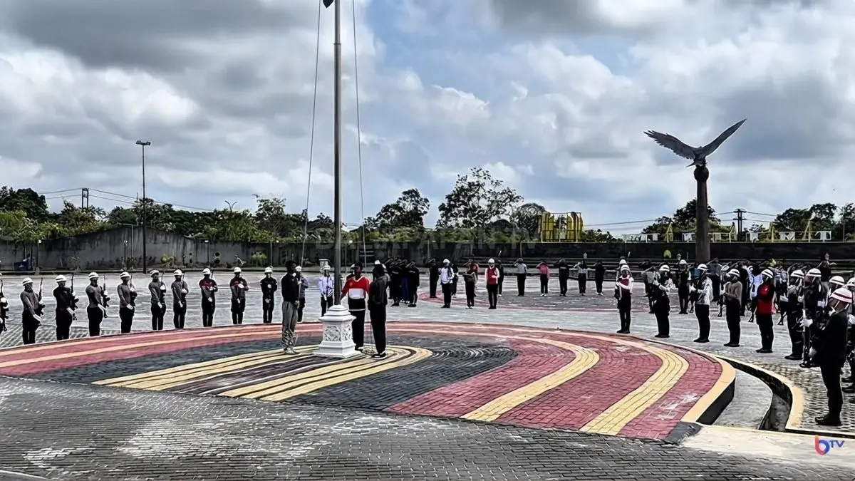 Paskibraka PPU mematangkan formasi dan kekompakan bersama Pasukan 45 menjelang upacara HUT ke-81 RI. (Sumber: YouTube Balikpapan TV)