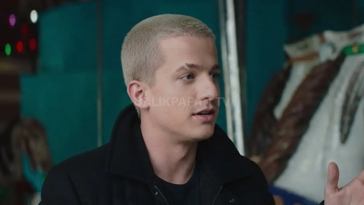 Penampilan khas Charlie Puth dengan gaya rambut pirang pendek tampil karismatik dan memikat perhatian. (BTV/Ai)