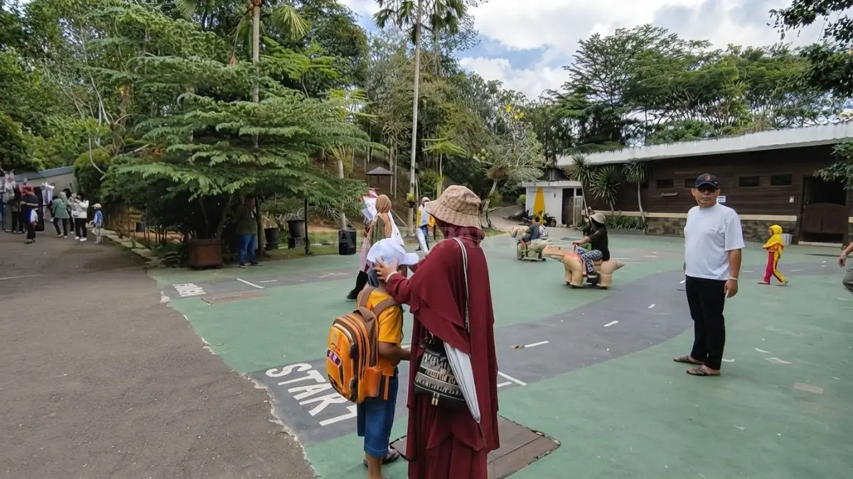 Pengunjung dapat melihat kura-kura dan burung unta sekaligus memberi makan satwa di Rumah Ulin Arya. (BTV/AI)