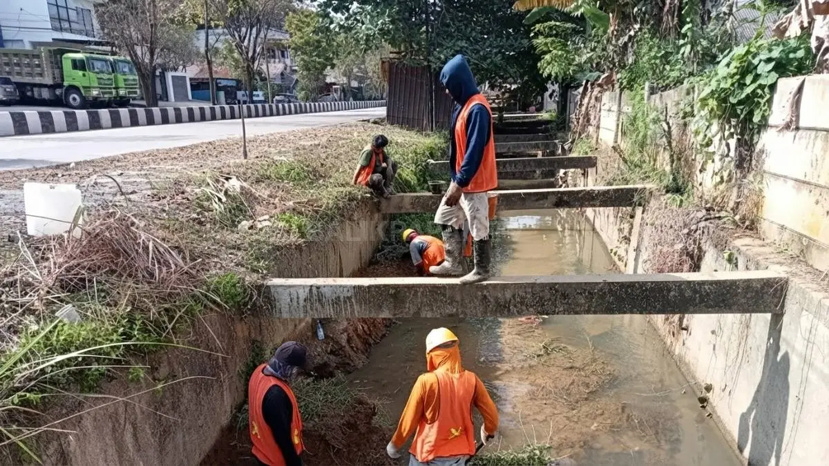 Petugas BBPJN Kaltim membersihkan lumpur dan sampah di drainase jalan nasional Samarinda cegah genangan hujan. (DOK. M. RIFQI/KP)