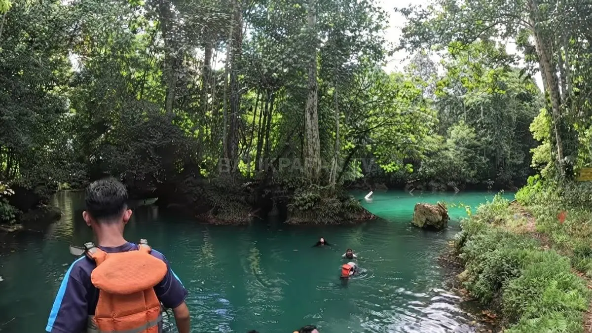 Rombongan menikmati air jernih Danau Nyadeng setelah menempuh perjalanan sungai dan trekking hutan. (YT: Andito Nasir)