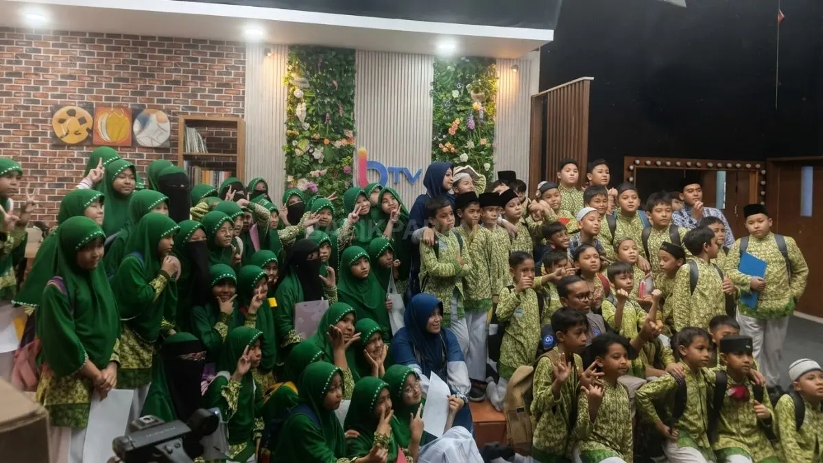 Sekitar 150 siswa Al-Imam Islamic School kenali dunia jurnalistik dan proses kerja media saat berkunjung ke Gedung Biru BTV. (BTV/AI) 