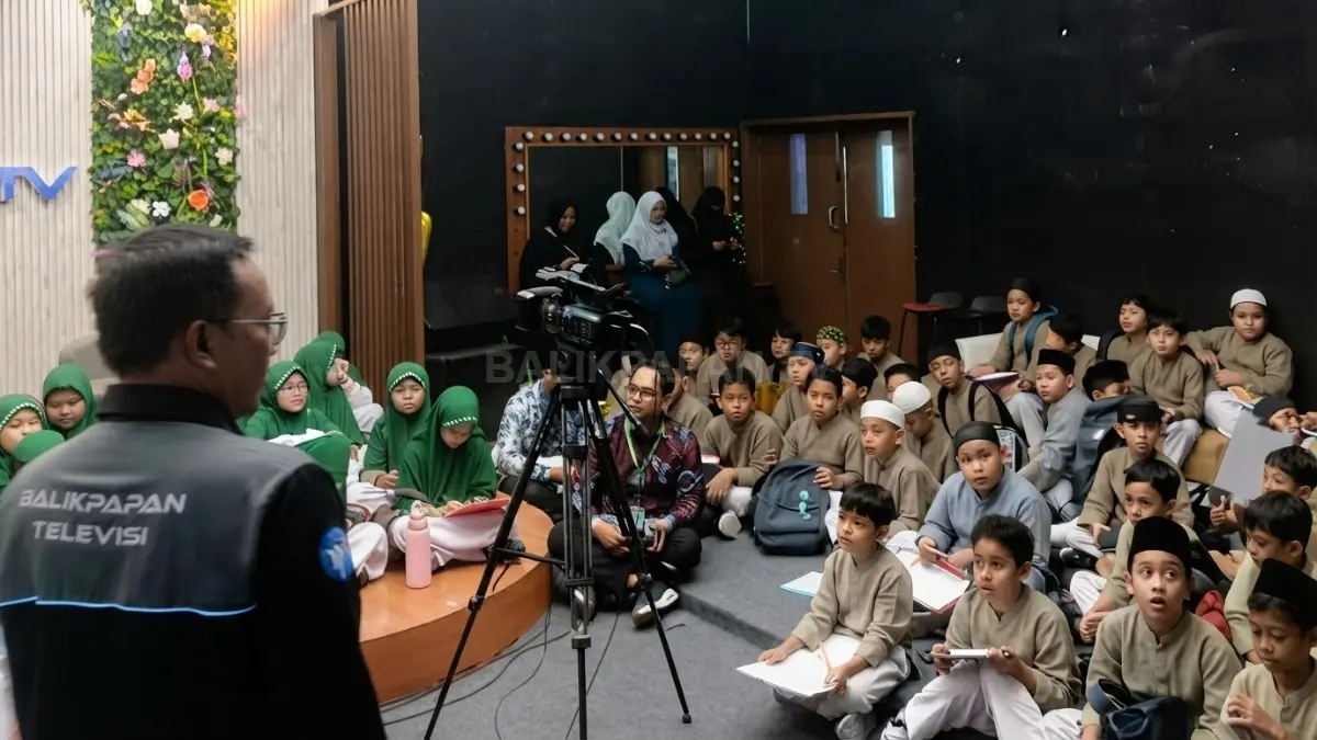 Siswa Al-Imam belajar proses produksi televisi dari studio hingga editing, sekaligus mengenal beragam profesi di industri media. (BTV/AI)