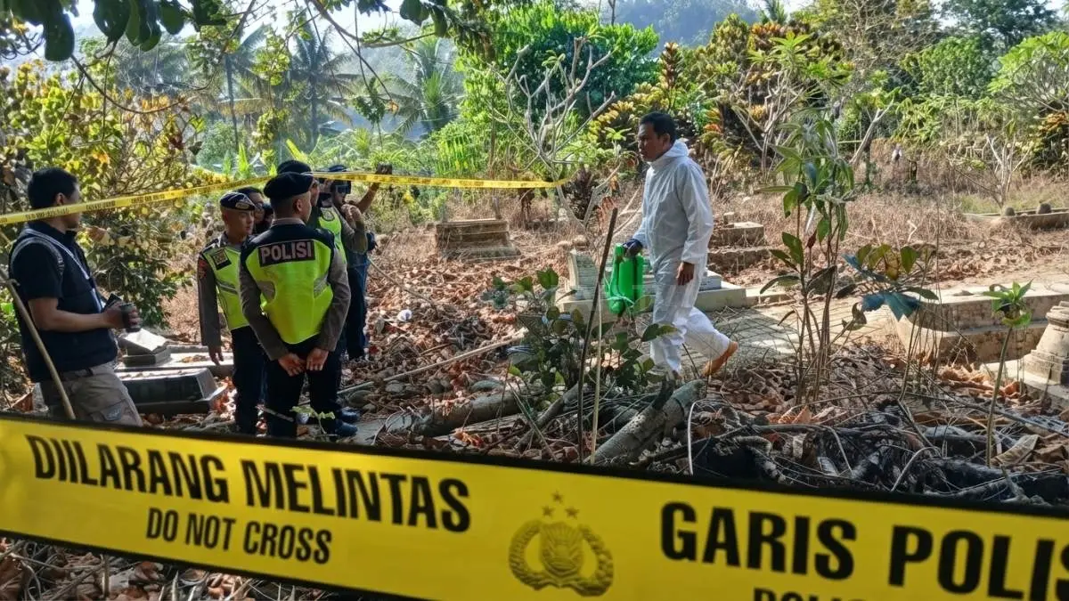 Suasana ekshumasi. Aparat kepolisian dan tim ahli berkolaborasi dalam proses ekshumasi.