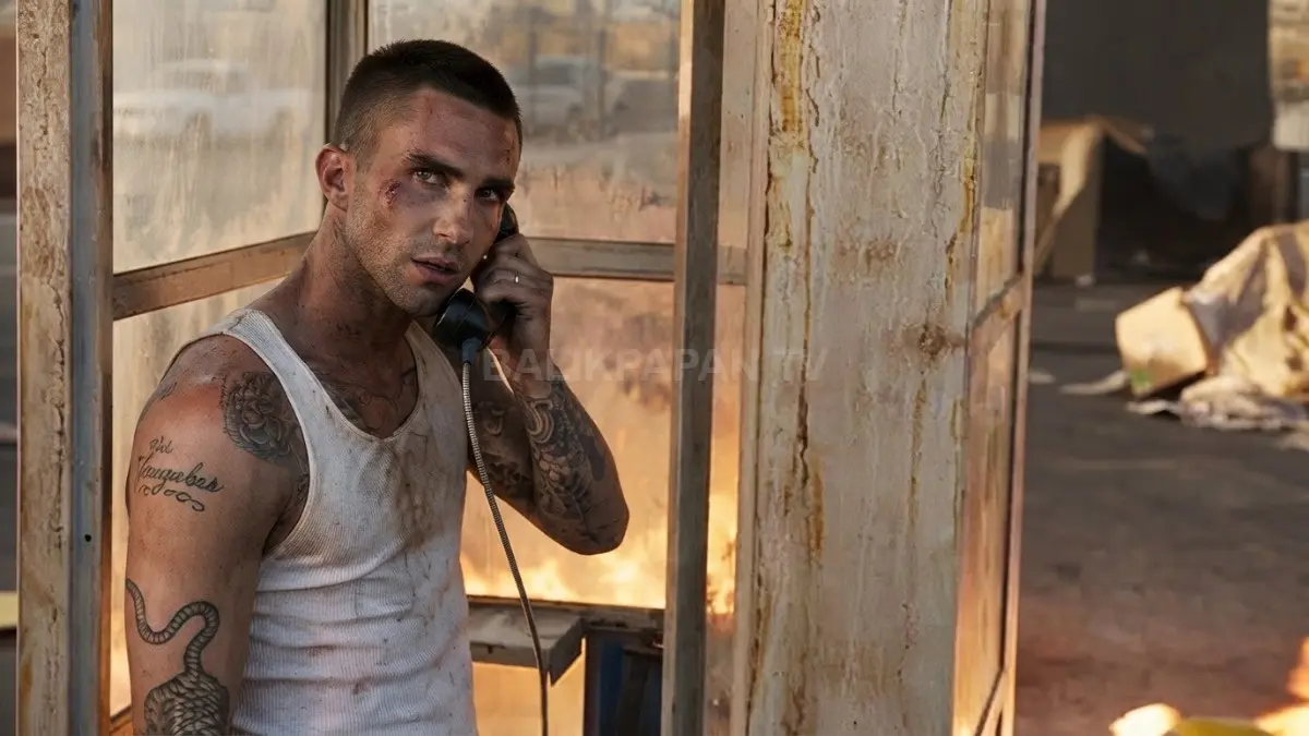 Aksi dramatis Adam Levine dalam video musik Payphone milik Maroon 5 menampilkan nuansa penuh ketegangan. (BTV/Ai)
