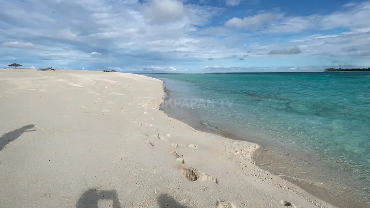 Hamparan pasir putih Gusung Sanggalau dengan air laut jernih di kawasan Kepulauan Derawan.