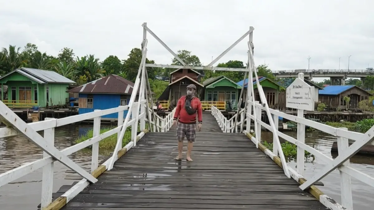 Jembatan penghubung Desa Jantur menjadi akses penting bagi mobilitas masyarakat di kawasan perairan.