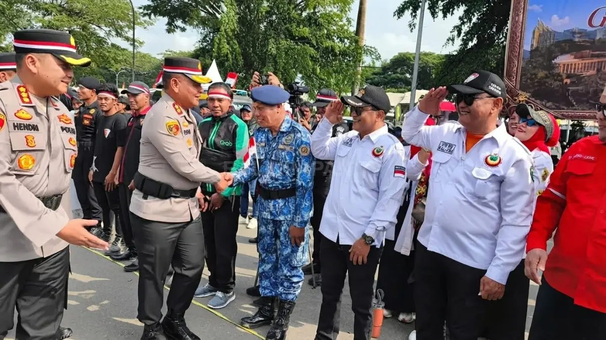 Kapolda Kaltim bersama jajaran menyambut masyarakat dalam Apel Besar Sabuk Kamtibmas di Samarinda (DOK. HAFIZ ALFARUQI/KP)