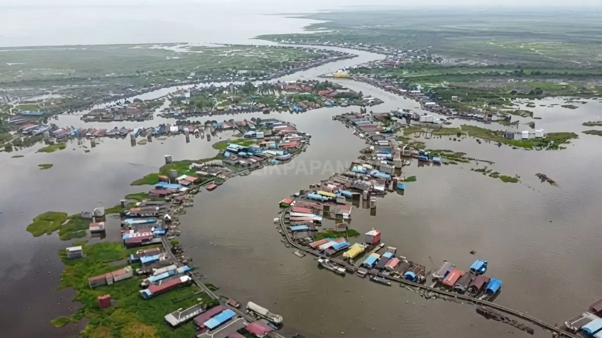 Permukiman Desa Jantur di Kutai Kartanegara yang berada di kawasan perairan dan terhubung dengan Danau Jempang.