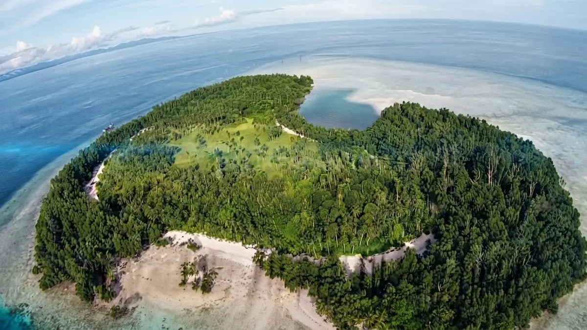 Pesona Pulau Birah-Birahan Kutai Timur dengan pasir putih dan laut jernih yang menarik wisatawan.
