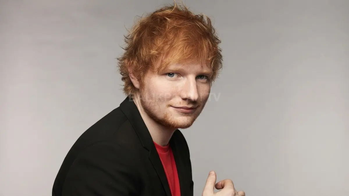 Potret hangat Ed Sheeran tampil memesona dengan senyuman khas dan gaya busana yang sederhana. (BTV/Ai)