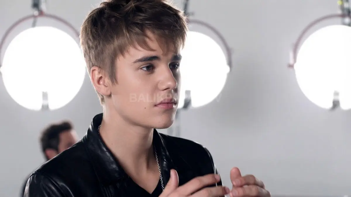 Potret muda Justin Bieber tampil memesona dalam balutan jaket kulit hitam bernuansa karismatik. (BTV/Ai)