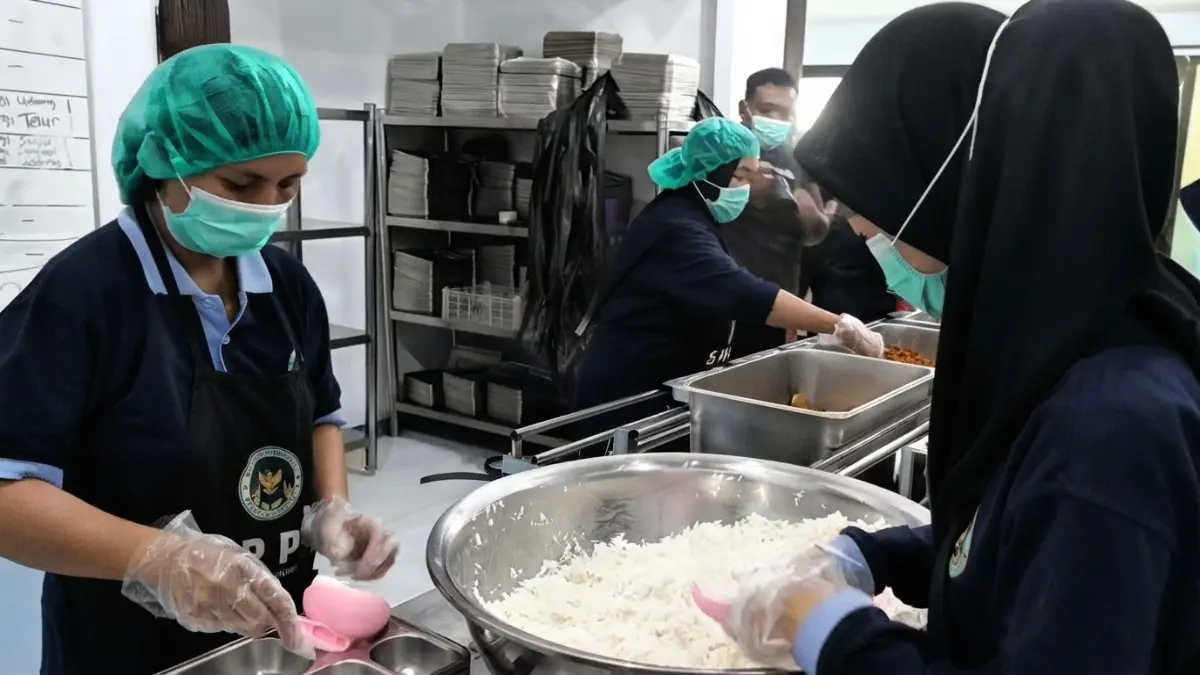 Sebanyak 36 SPPG beroperasi di Balikpapan dengan pengawasan makanan diperketat untuk mendukung program MBG. (Sumber: YouTube Balikpapan TV)
