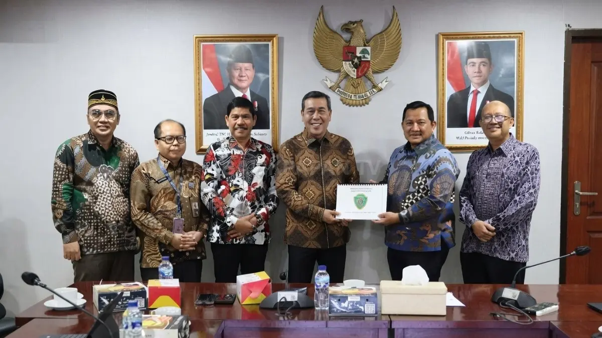 Mudyat Noor (Bupati PPU) dan Abdul Waris Muin (Wakil Bupati PPU) serta Safwana (Kepala Dinas Kebudayaan dan Pariwisata PPU) bersama Ahmad Mahendra (Direktur Jenderal Pengembangan, Pemanfaatan, dan Pembinaan Kebudayaan, Kementerian Kebudayaan) dan Judi Wahjudin (Sekretaris Direktorat Jenderal Pengembangan, Pemanfaatan, dan Pembinaan Kebudayaan, Kementerian Kebudayaan)