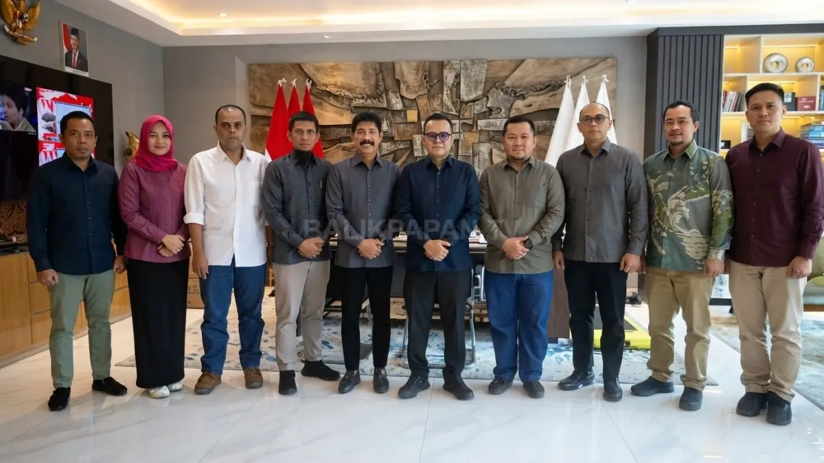 Mudyat Noor (Bupati PPU) dan Abdul Waris Muin (Wakil Bupati PPU) serta Fitriani (Kepala Bidang Aplikasi,Informatika,dan Persandian / AIP Kominfo PPU) bersama Nezar Patria (Wakil Menteri Komdigi Republik Indonesia),Wayan Toni Supriyanto (Direktur Jenderal Infrastruktur Digital Kementerian Komdigi)