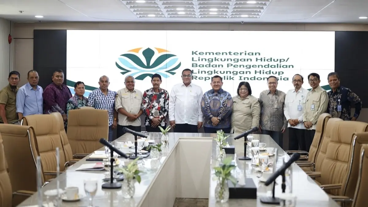 Mudyat Noor (Bupati PPU) dan Abdul Waris Muin (Wakil Bupati PPU) serta Kuncoro (Kepala Dinas Lingkungan Hidup PPU) bersama Moch.Jumhur Hidayat (Menteri Lingkungan Hidup Republik Indonesia)