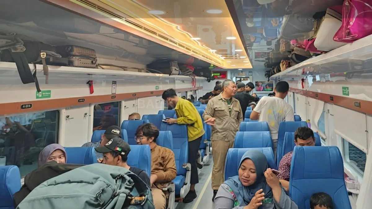Penumpang menikmati perjalanan kereta api dengan promo diskon 17 persen khusus keberangkatan Hari Kemerdekaan Indonesia [BTV:AI]