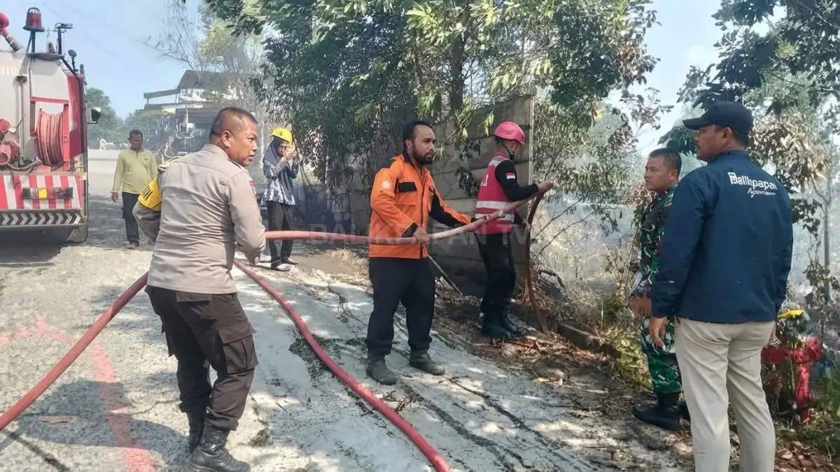 Personel Brimob Polda Kaltim bersama petugas gabungan memadamkan kebakaran lahan di Graha Indah, Balikpapan.