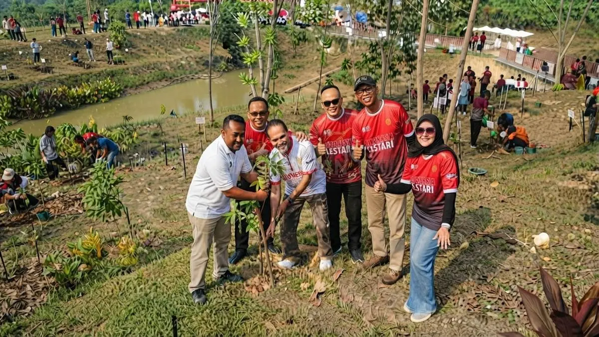 Peserta menanam bibit ulin, meranti, dan bangkirai di kawasan KIPP Nusantara.