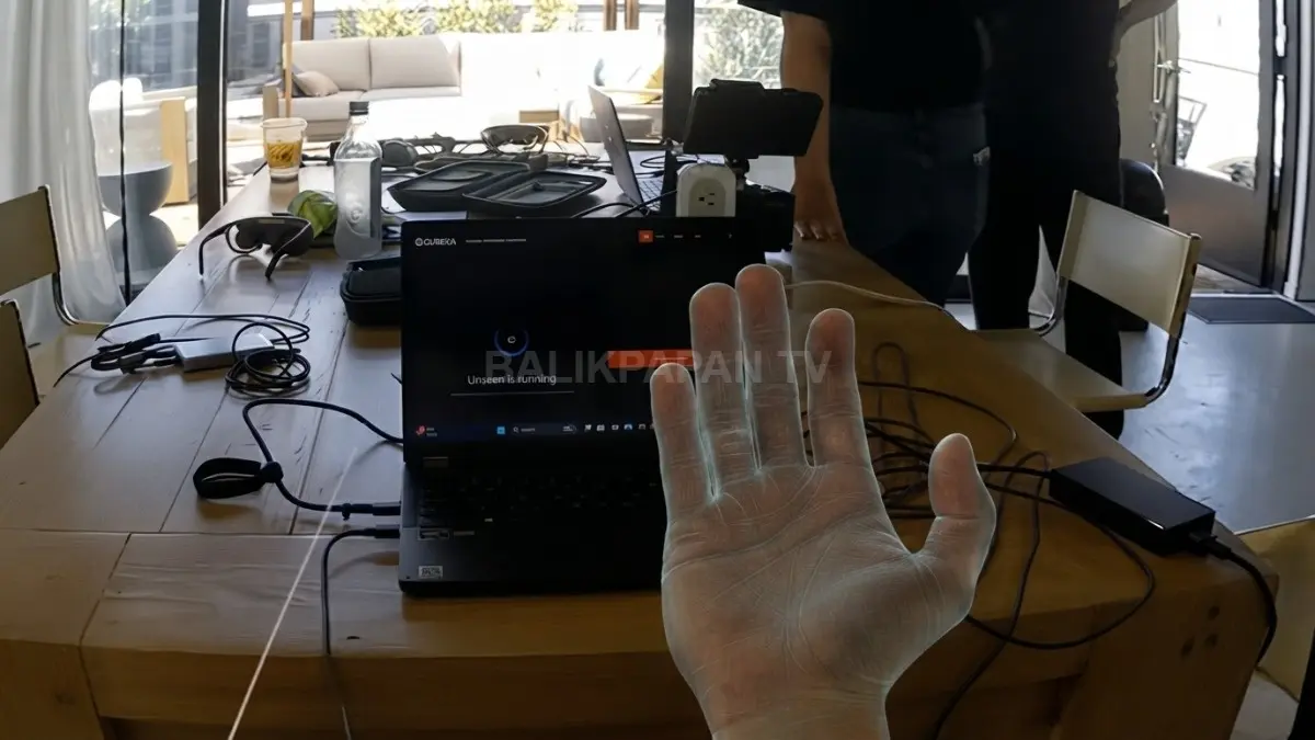 Hand tracking URXR1 dinilai masih perlu ditingkatkan, sementara desain futuristis menjadi salah satu daya tarik kacamata AR tersebut. (BTV/AI)