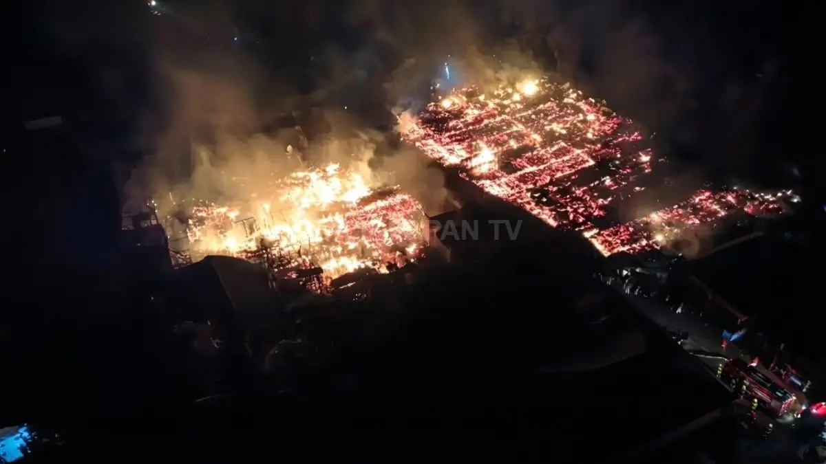 Kebakaran dini hari hanguskan 14 rumah di Muara Bengkal Ulu Kutim, warga panik saat api melanda permukiman. (BTV/AI) (Screenshot video)  
