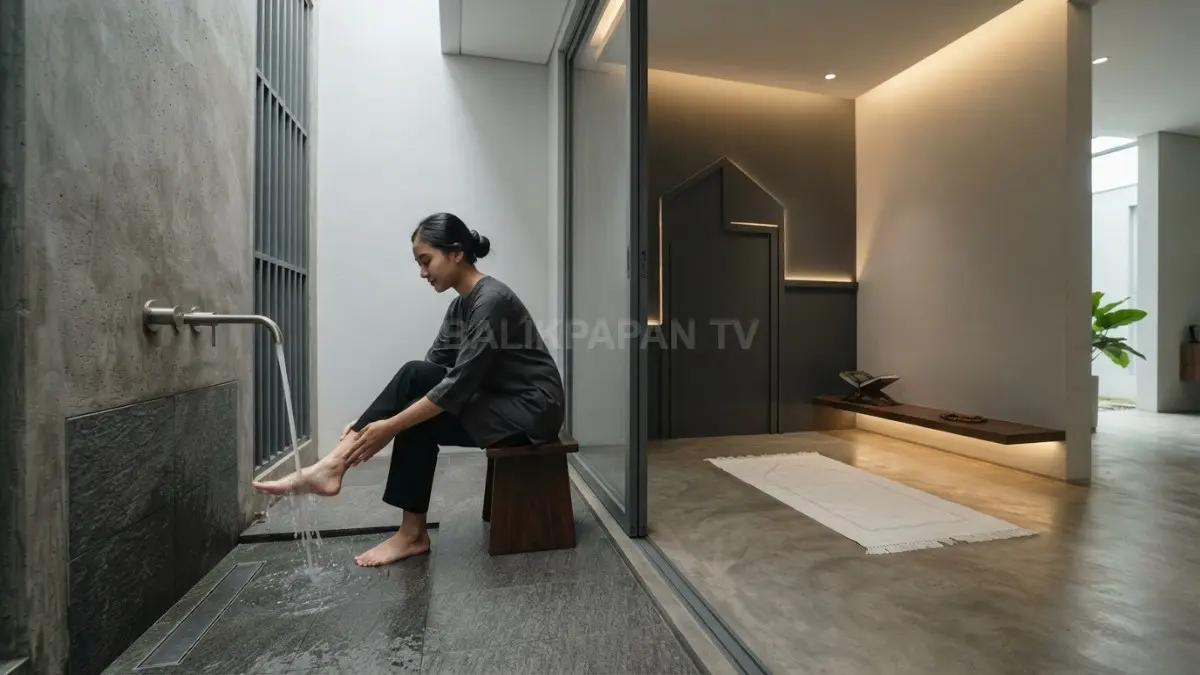 Konsep monokrom ruang ibadah rumah dengan pencahayaan tidak langsung ciptakan suasana tenang, modern, nyaman (BTV/AI)
