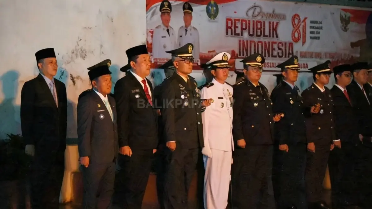 Wali Kota Sibolga Akhmad Syukri Nazry Penarik dan Wakil Wali Kota Pantas Maruba Lumban Tobing mengikuti Apel Kehormatan dan Malam Renungan Suci HUT ke-81 RI di Taman Makam Pahlawan Kota Sibolga.