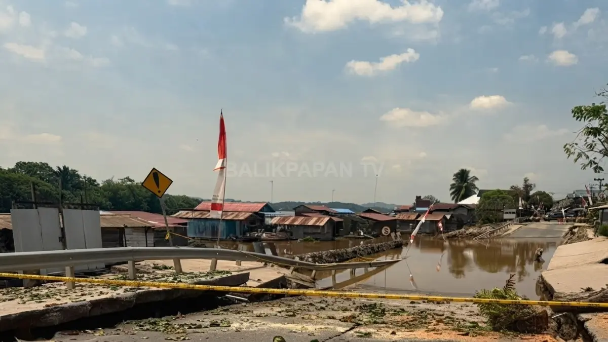 Warga Margasari Loa Kulu masih menunggu penanganan jalan terdampak longsor setelah muncul retakan yang mengancam akses pengguna. (BTV/AI) (IST)