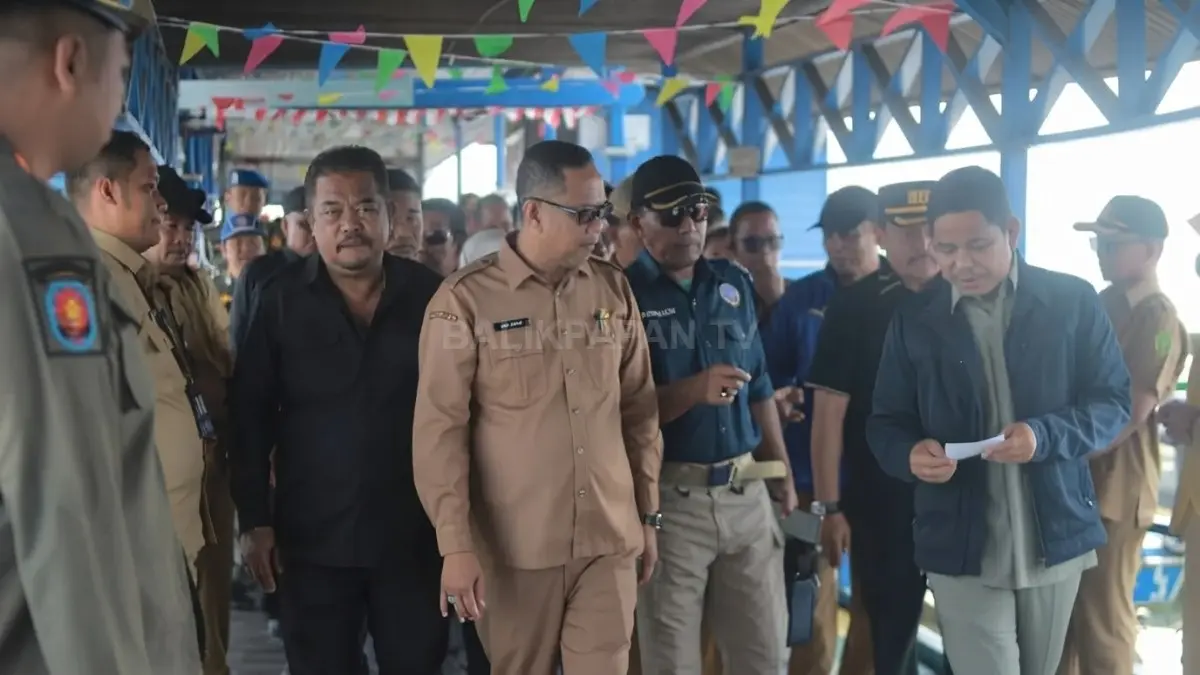 Agus Dahlan menjelaskan pengalihan kewenangan perbaikan dermaga speedboat Penajam kepada Pemprov Kaltim dan langkah penanganannya (DOK. AHMAD MAKI/KP)