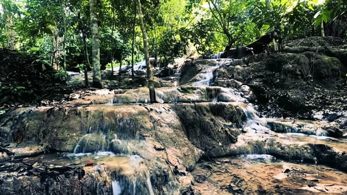 Air Terjun Tangga Bidadari di Selangkau memperlihatkan aliran air jernih melewati batuan berundak alami. (BTV/AI)