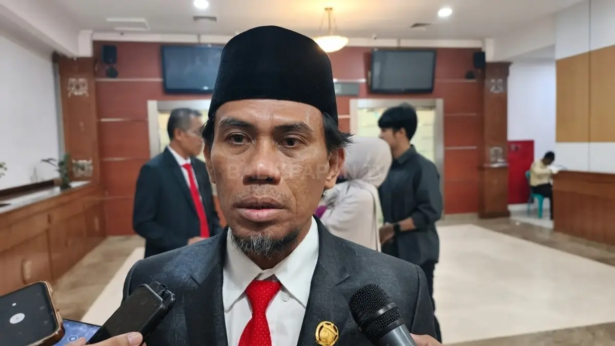 Antrean panjang kembali terjadi di sejumlah SPBU Kutai Timur akibat kebutuhan BBM subsidi yang melebihi kuota tersedia. (BTV/AI)