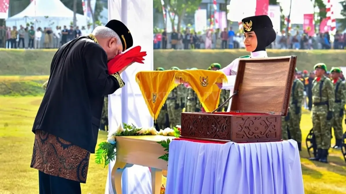 Basuki Hadimuljono menyerahkan bendera Merah Putih kepada pembawa baki saat upacara HUT ke-81 RI di IKN. (M. RIDHUAN/KP)
