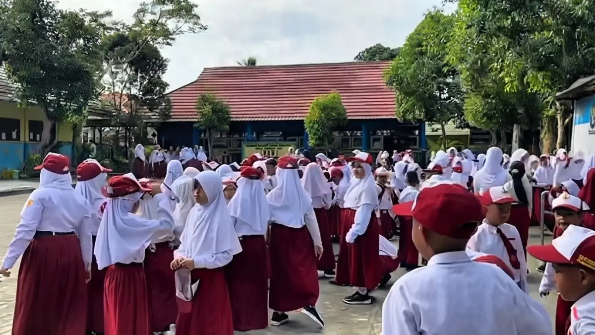 Disdukcapil PPU mempercepat kepemilikan KIA melalui pelayanan keliling di sekolah bagi anak pendatang. (Sumber: YouTube Balikpapan TV)