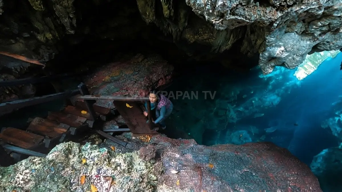 Gua Halo Tabung di Maratua menampilkan kolam air payau jernih yang dikelilingi dinding batu alami.